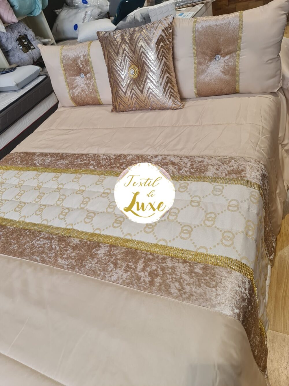PACK COLCHA BRILLI DORADA ELMA + COJIN ORO CON BROCHE JOYA