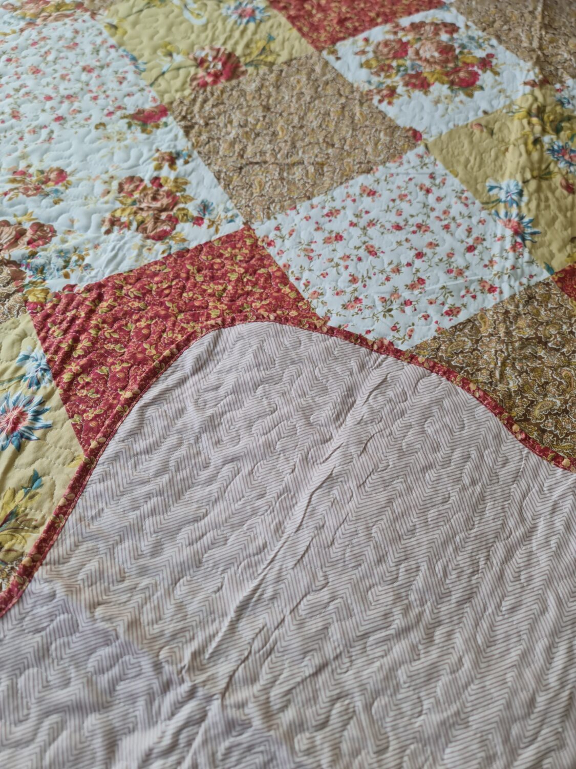 COLCHA VERANO REVERSIBLE COSIDA. Incluye 2 fundas decorativas. Cama 135-150 cm - Imagen 4