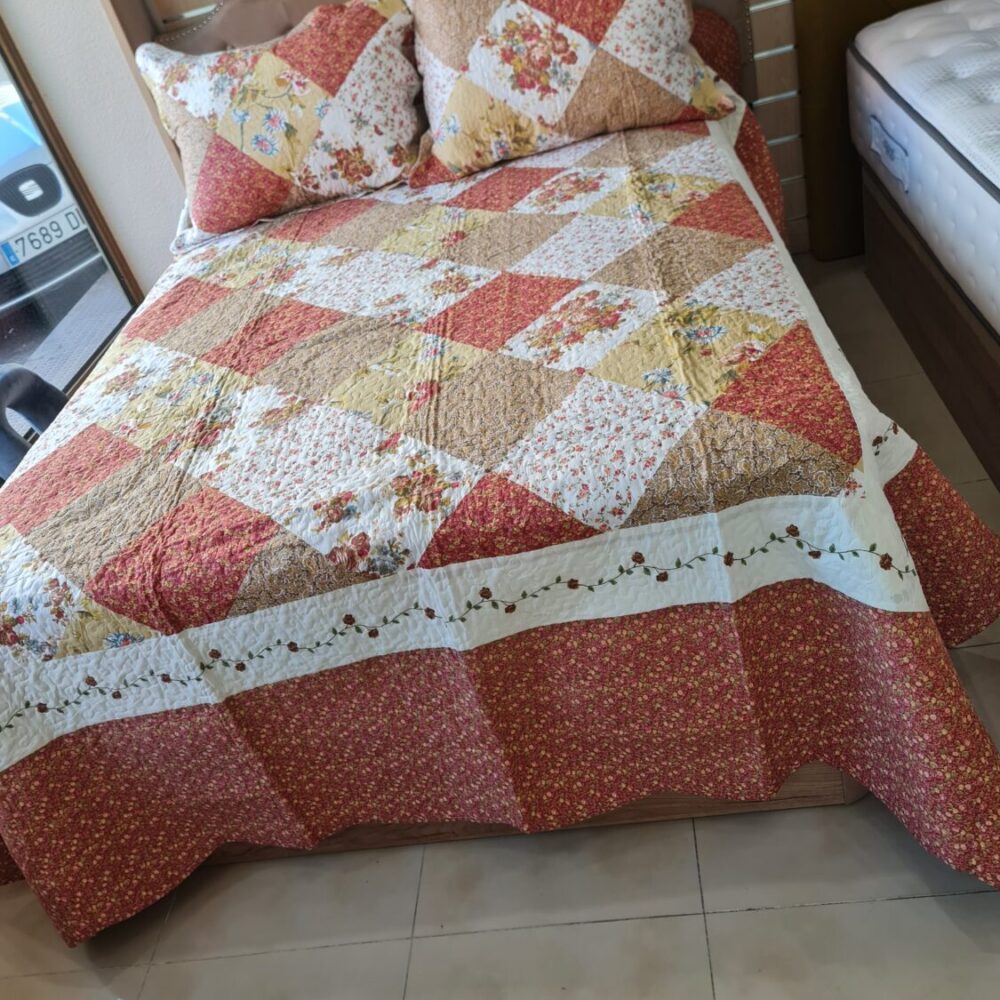 COLCHA VERANO REVERSIBLE COSIDA. Incluye 2 fundas decorativas. Cama 135-150 cm