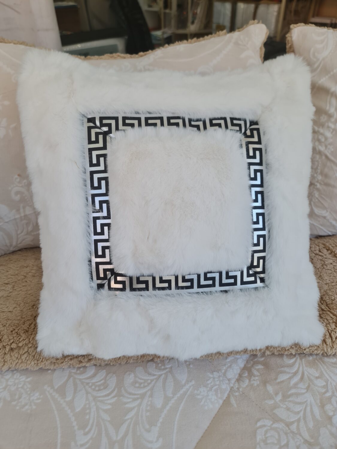 Cojín decorativo de piel sintética ( texturizado en color blanco) 45x45cm