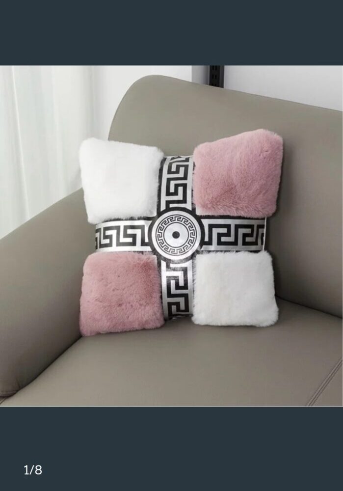 Cojín decorativo de terciopelo y piel sintética de 45x45 cm presenta un diseño estilo Versace con estampados de greca clásica en blanco y rosa.