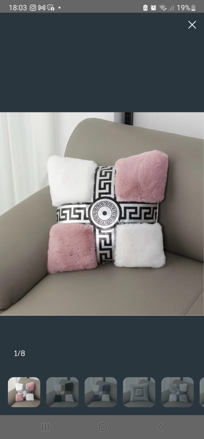 Cojín decorativo de terciopelo y piel sintética de 45x45 cm presenta un diseño estilo Versace con estampados de greca clásica en blanco y rosa.