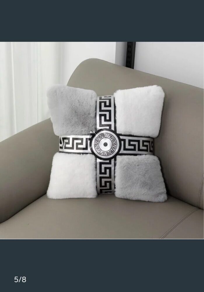 Alternative view of cojín decorativo de pelo sintético destaca por su diseño de cuadrícula en tonos blanco y gris